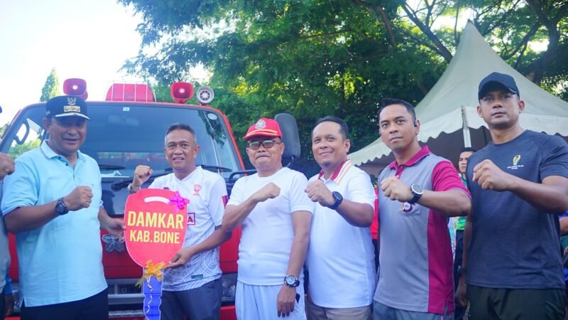 Pj. Gubernur Sulsel menyerahkan bantuan mobil pemadam ke Pj. Bupati Bone