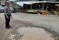 Kanit Kamsel Sat Lantas Polres Bone saat melakukan survei jalan rusak