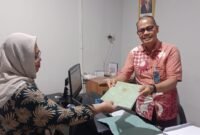 Kepala Unit BRI Palakka Agus Pujoahadi menyerahkan sertifikat agunan ke Hj.Nurhayati istri almarhum Much. Adam Kusbah (Rabu, 9/1/2024)