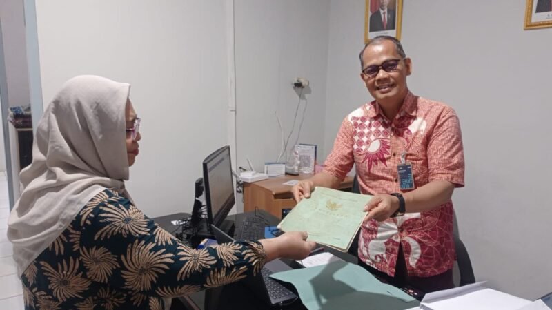 Kepala Unit BRI Palakka Agus Pujoahadi menyerahkan sertifikat agunan ke Hj.Nurhayati istri almarhum Much. Adam Kusbah (Rabu, 9/1/2024)