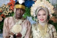 Lufeng (60) dan Riska (20) Saat duduk di Pelaminan