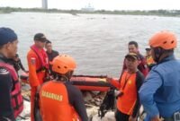 Tim Sar Gabungan Melakukan Pencarian Korban Tenggelam