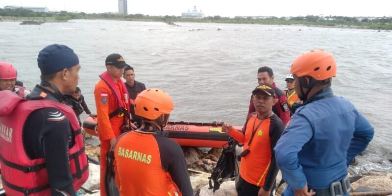 Tim Sar Gabungan Melakukan Pencarian Korban Tenggelam