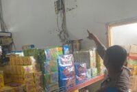 Anggota Polsek Kajuara Sedang melakukan Olah TKP