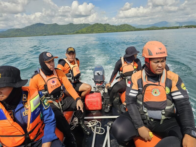 Tim SAR Gabungan Saat Melakukan Pencarian Korban