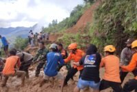 Tim SAR Gabungan besrsama Masyarakat melaukan Evakuasi