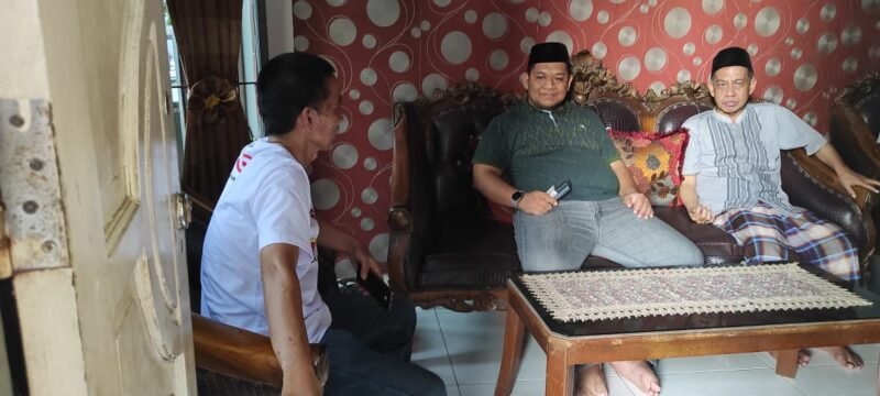 Komisaris Boneku.com saat mengunjungi wartawan senior yang sedang sakit.