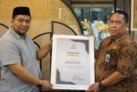 kabid Humas Diskominfo Dan Statistik Kab.Wajo Sabri Saat menerima Penghargaan Dari Komisaris Utama Boneku.com