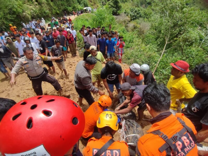 Proses Evakuasi korban longsor di Kec. Bastem Kab. Luwu