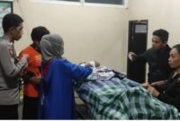 Polisi saat melakukan Identifikasi Jenazah korban RSUD Bone