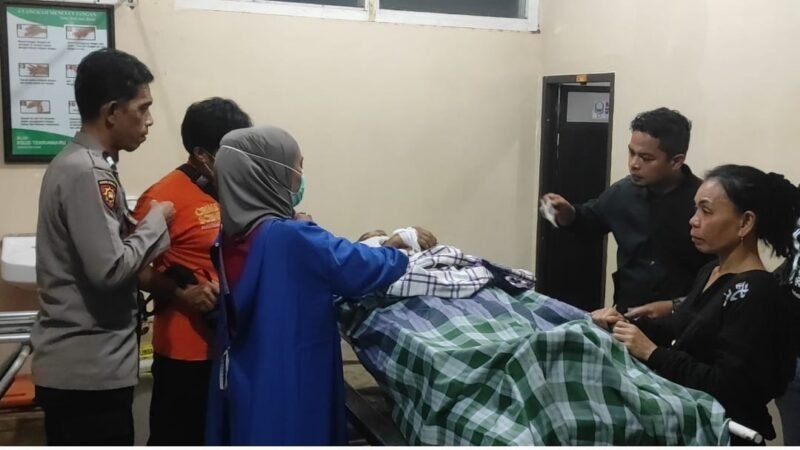 Polisi saat melakukan Identifikasi Jenazah korban RSUD Bone