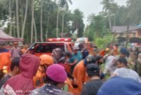 Korban saat dievakuasi ke rumah duka.