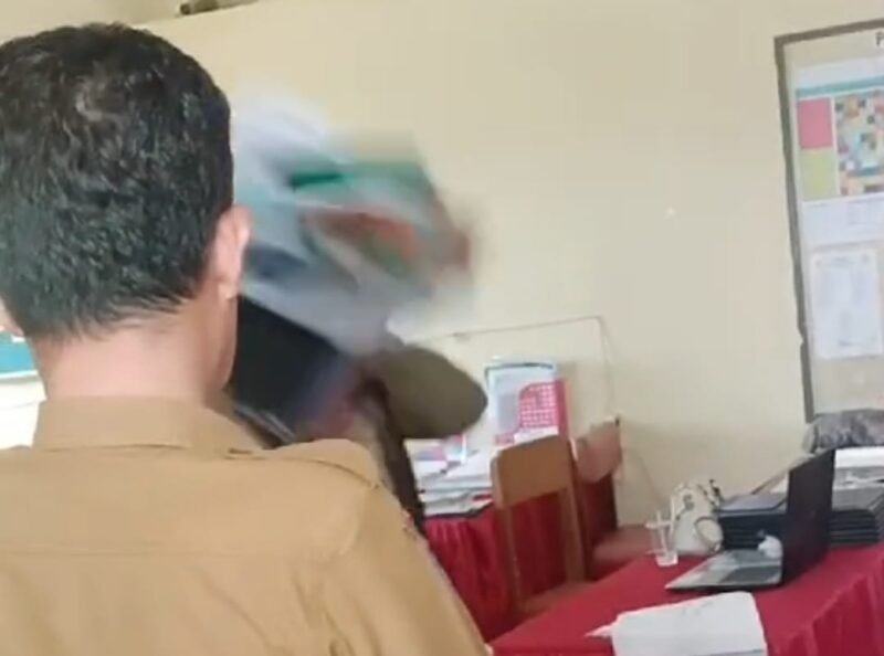 Tangkapan layar Video emak-emak ngamuk di SMKN 5 Mare