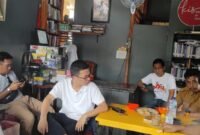 Ceo Putra Noling Grup Saat diskusi dengan Pemilik Pabik Lampu Jalan