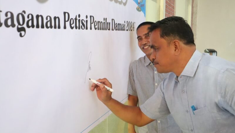 Ketua Apdesi Bone (H. Rusli) saat melakukan penandatanganan Petisi Pemilu Damai tahun 2024