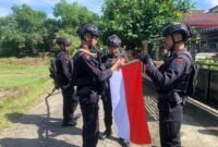 Personil Brimob Bataliyon C Polda Sulsel bagi bagi Bendera gratis ke masyarakat