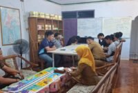 Disnaker Bone saat mediasi karyawan dan Pimpinan Perusahaan Aice, Selasa (20/8/2024)