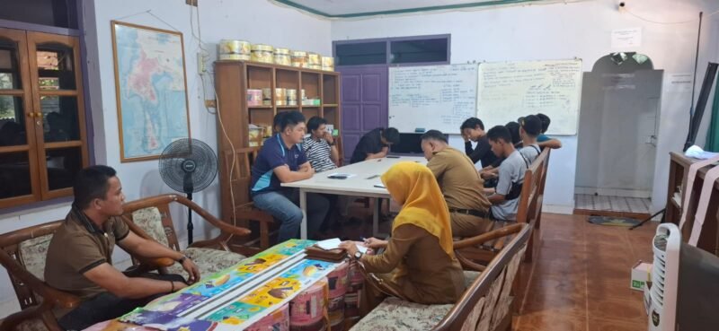 Disnaker Bone saat mediasi karyawan dan Pimpinan Perusahaan Aice, Selasa (20/8/2024)