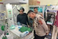 Personil Polsek Tanete Riattang saat mengunjungi Bayi itu di RSUD Bone, Sabtu malam (24 Agustus 2024)