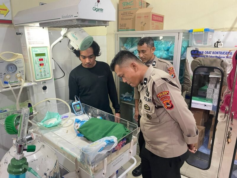 Personil Polsek Tanete Riattang saat mengunjungi Bayi itu di RSUD Bone, Sabtu malam (24 Agustus 2024)