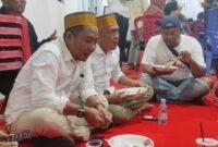 Andi Irwandi (Kiri) saat duduk makan malam bersama dengan para pendukung dan simpatisan di posko induknya, Kamis malam 29/8/2024