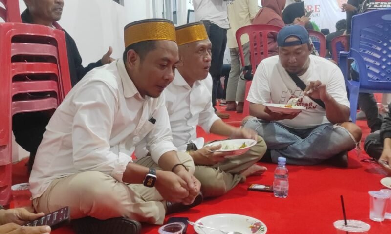 Andi Irwandi (Kiri) saat duduk makan malam bersama dengan para pendukung dan simpatisan di posko induknya, Kamis malam 29/8/2024