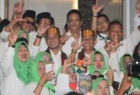 Andi Islamuddin-Andi Irwandi saat diperebutkan emak-emak untuk Selfi bareng, Kamis (29/8/2024)