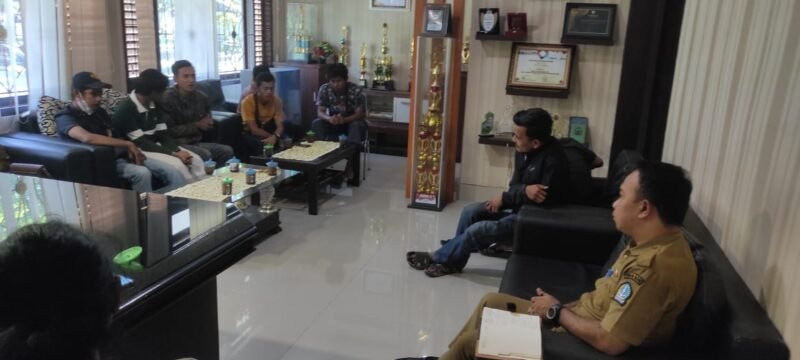 Sejumlah karyawan PT Janus Global saat mendatangi Disnaker Bone