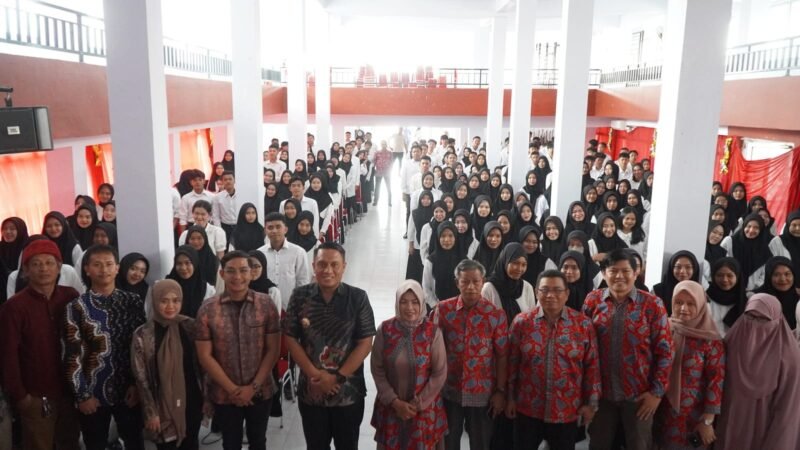 Foto bersama Pj Bupati Bone bersama Civitas Akademika dan Mahasiswa Uncapi Bone