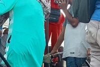 Foto : Warga yang bukan pegawai sedang mengisi BBM ke Jerigen di SPBU Palakka