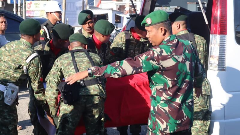 Jenazah Almarhum Praka Anumerta Ilham Jaya saat dimakamkan secara militer di Taman makam Pahlawan Bone, Selasa 8/10/2024.