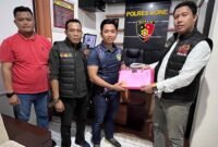 Bawaslu saat menyerahkan berkas laporan oknum Lurah dan Kades, ke Polres Bone, Jumat 11/10/2024.