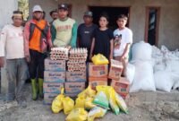 Tim Sipakariomi saat menyerahkan bantuan ke Korban kebakaran di Desa Tungke