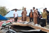 Pj Bupati Bone Andi Winarno Eka Putra saat menyambangi korban kebakaran di Desa Tungke Kec. Bengi, Senin 14/10/2024.