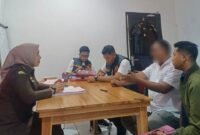 Penyidik Polres Bone saat menyerahkan tersangka AWW dan AY ke Kejari Bone, Rabu, 30/10/2024.