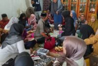 Suasana pemeriksaan mata gratis oleh Amir Mahmud di Kecamatan Cenrana, Rabu 2/10/2024