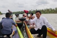 Amir Mahmud bersama tim saat berkunjung ke Kampung halamannya Kecamatan Cenrana, Rabu, 2/10/2022