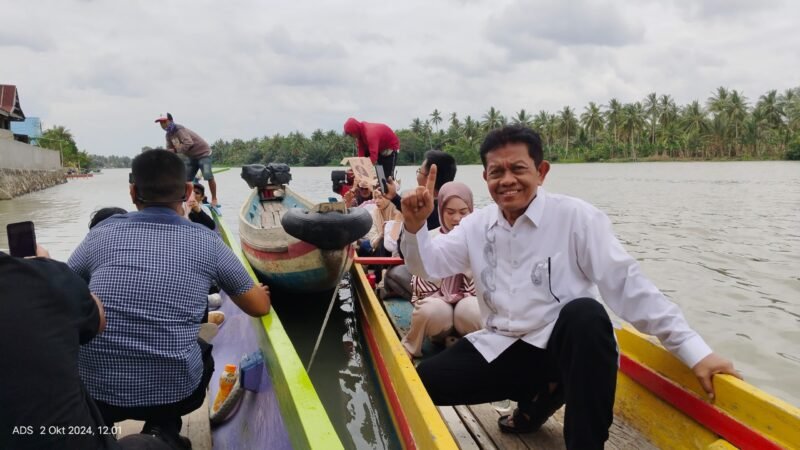 Amir Mahmud bersama tim saat berkunjung ke Kampung halamannya Kecamatan Cenrana, Rabu, 2/10/2022