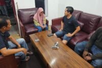 Pelaku saat diinterogasi oleh Sat Reskrim Polres Bone, Jumat malam 1/11/2024.