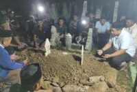 Suasana pemakaman almarhumah ibunda komisaris utama boneku.com di Desa Bulie Kecamatan Sibulue.