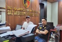 Kuasa hukum pelapor (andi asrul amri) saat mendampingi kliennya di Polres Bone