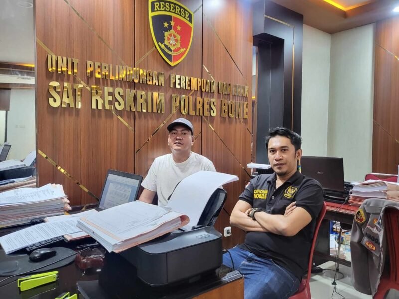 Kuasa hukum pelapor (andi asrul amri) saat mendampingi kliennya di Polres Bone
