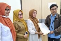 Bruce Lee Yusuf saat membawa berkas lamaran di Sekretariat Pendaftaran, Senin 16/12/2024