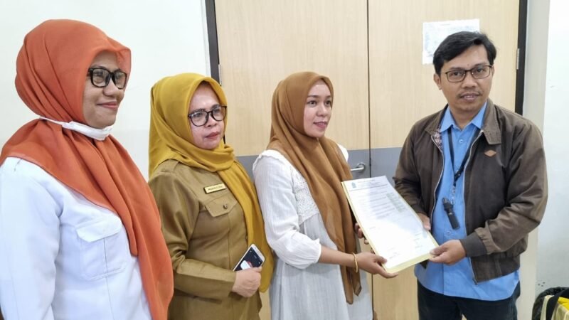 Bruce Lee Yusuf saat membawa berkas lamaran di Sekretariat Pendaftaran, Senin 16/12/2024