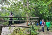 Kapolsek Lamuru AKP Nurhayati saat mencari korban bersama warga setempat