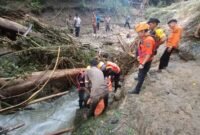 Tim SAR Gabungan saat mengevakuasi korban dari sungai.