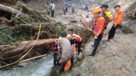 Tim SAR Gabungan saat mengevakuasi korban dari sungai.