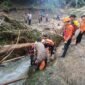 Tim SAR Gabungan saat mengevakuasi korban dari sungai.