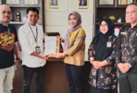 Komisioner KPU Bone saat menyerahkan Dokumen Penetapan Bupati dan Wakil Bupati terpilih ke Ketua DPRD Bone