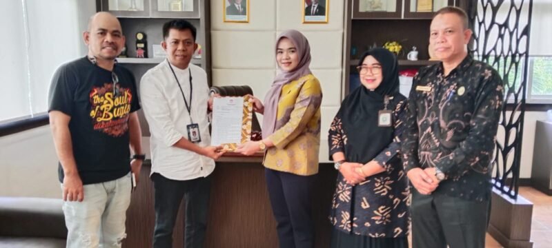 Komisioner KPU Bone saat menyerahkan Dokumen Penetapan Bupati dan Wakil Bupati terpilih ke Ketua DPRD Bone